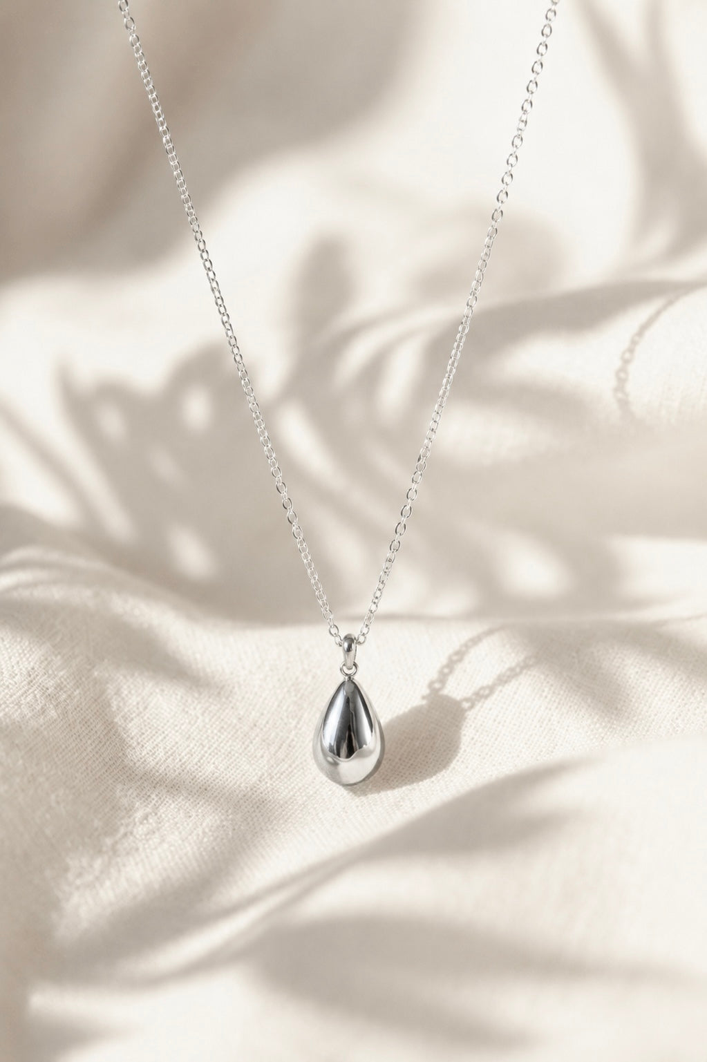 Collier diffuseur de parfum Elisa en acier inoxydable argenté - Vue de face
