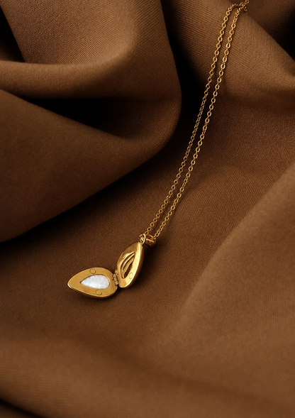 Collier diffuseur de parfum Elisa doré ouvert avec compartiment pour coton rechargeable