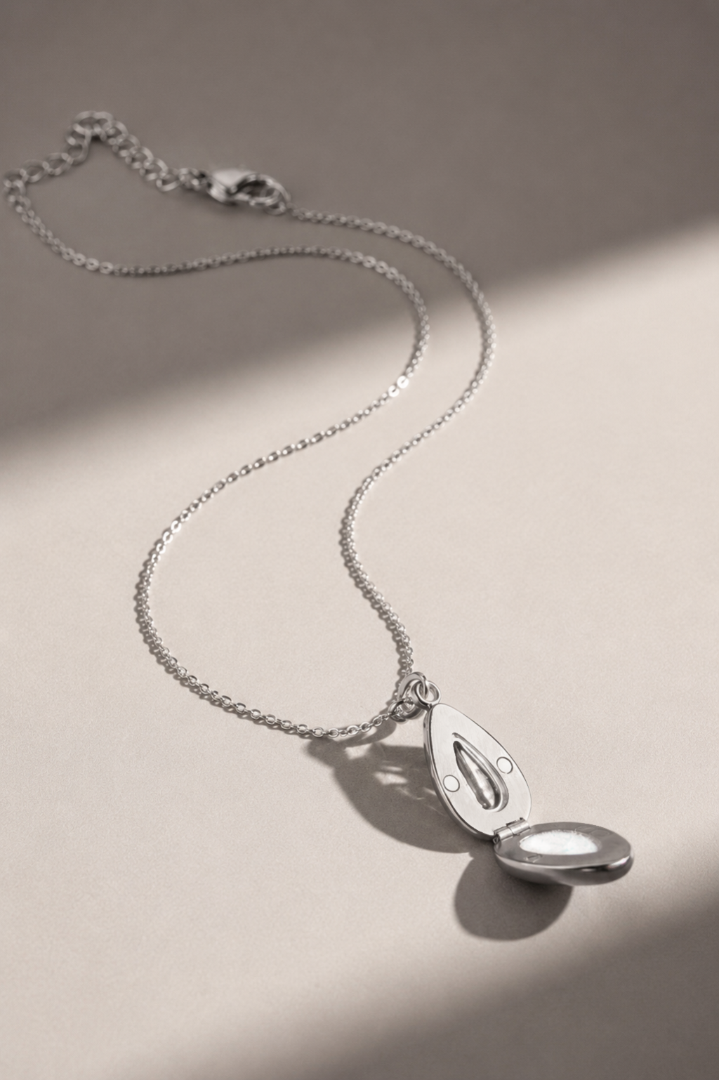 
Collier diffuseur de parfum Elisa argenté ouvert avec compartiment pour coton rechargeable